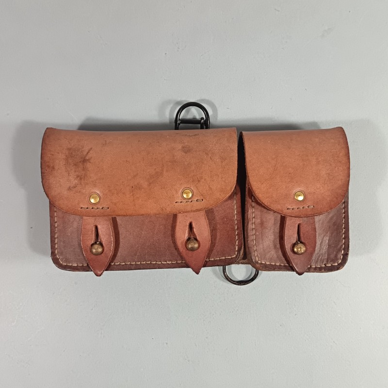 CARTOUCHIERE MODELE 1935 / 1937 COTE GAUCHE COULEUR MARRON CUIR LISSE TAMPONNEE ANNEES 1940